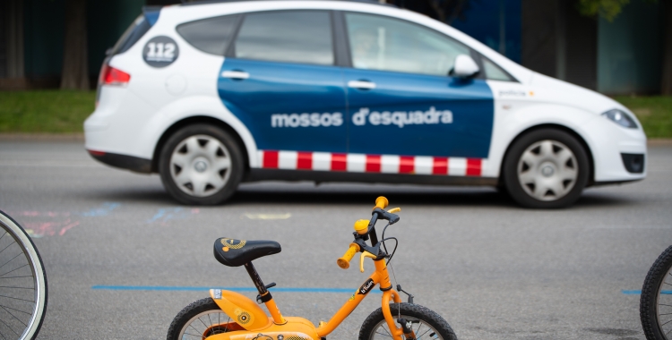 Un vehicle de Mossos estacionat al carrer | Roger Benet